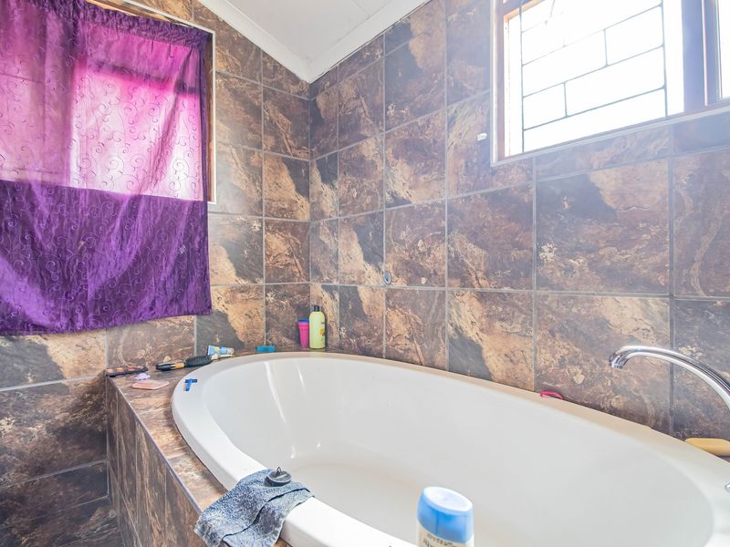 Rare Opportunity: Spacious Family Home with Offices, Warehouses and Development Potential - Photo 8