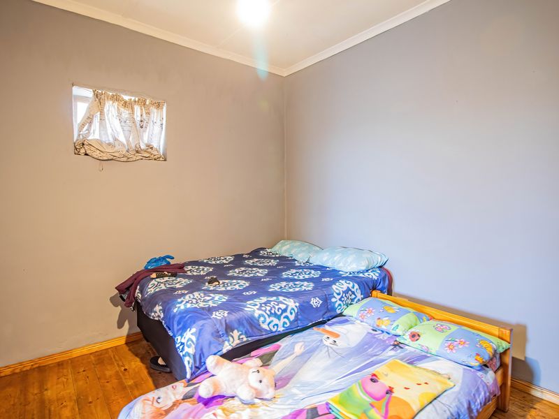 Rare Opportunity: Spacious Family Home with Offices, Warehouses and Development Potential - Photo 6