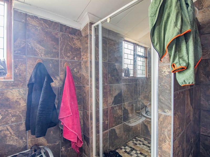 Rare Opportunity: Spacious Family Home with Offices, Warehouses and Development Potential - Photo 7