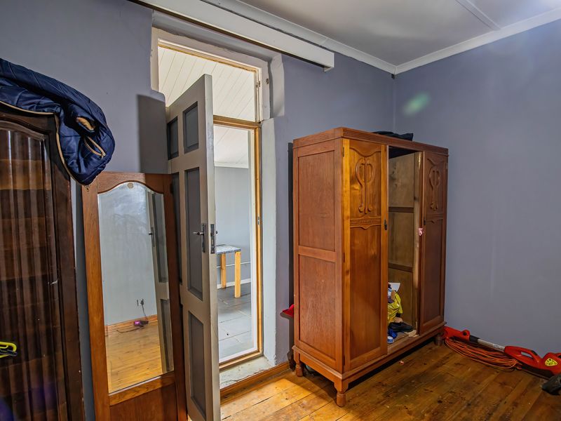 Rare Opportunity: Spacious Family Home with Offices, Warehouses and Development Potential - Photo 4