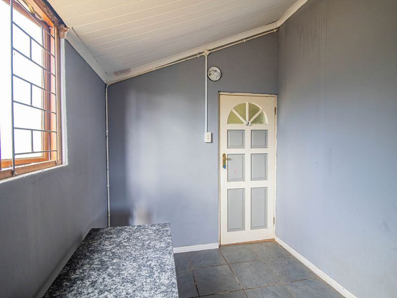 Rare Opportunity: Spacious Family Home with Offices, Warehouses and Development Potential - Photo 5