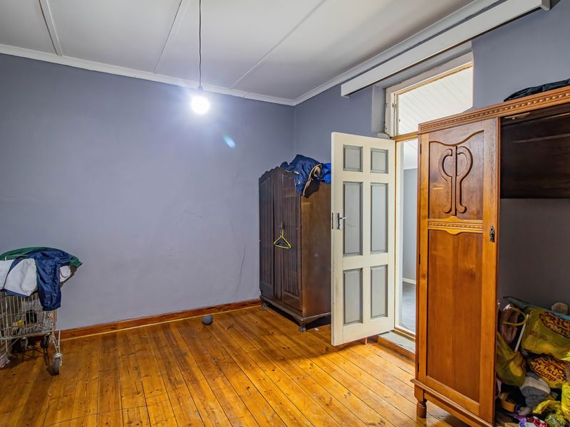 Rare Opportunity: Spacious Family Home with Offices, Warehouses and Development Potential - Photo 3