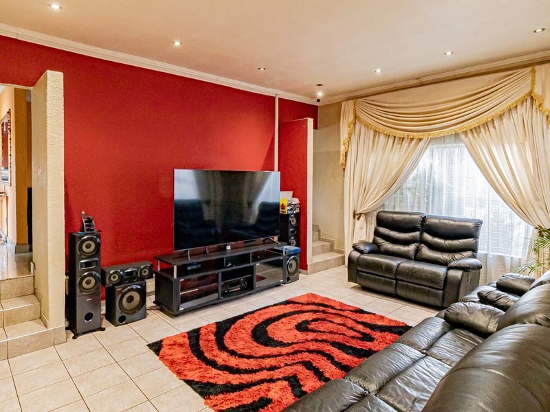 4 bedroom 2 bathroom Entertainer’s Dream Family Home For Sale - Photo 5