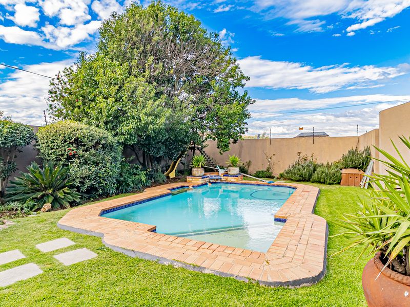 4 bedroom 2 bathroom Entertainer’s Dream Family Home For Sale - Photo 2