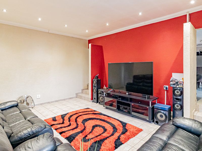 4 bedroom 2 bathroom Entertainer’s Dream Family Home For Sale - Photo 8