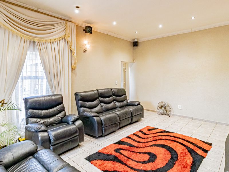 4 bedroom 2 bathroom Entertainer’s Dream Family Home For Sale - Photo 9