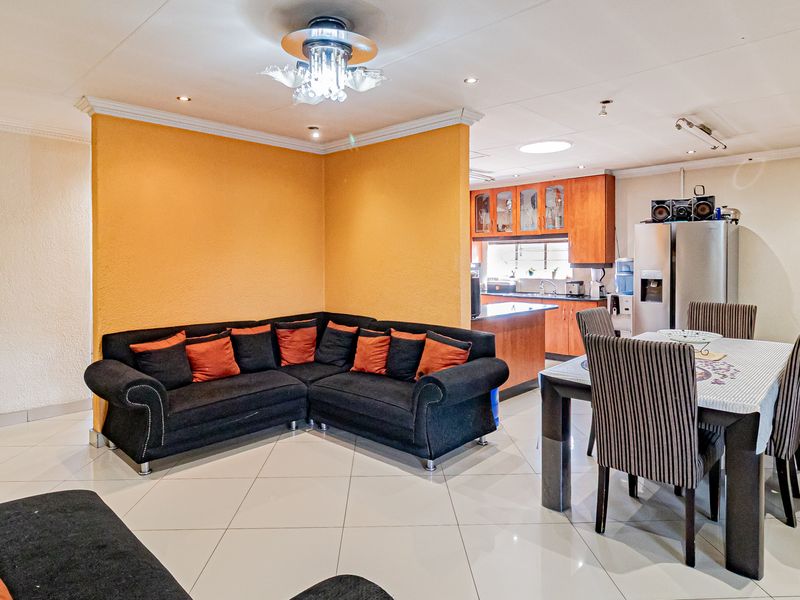 4 bedroom 2 bathroom Entertainer’s Dream Family Home For Sale - Photo 10