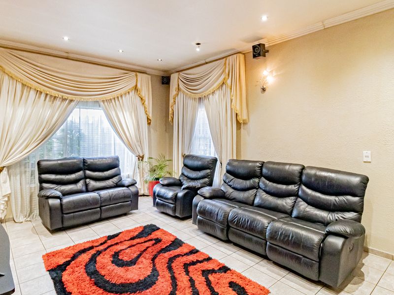 4 bedroom 2 bathroom Entertainer’s Dream Family Home For Sale - Photo 7