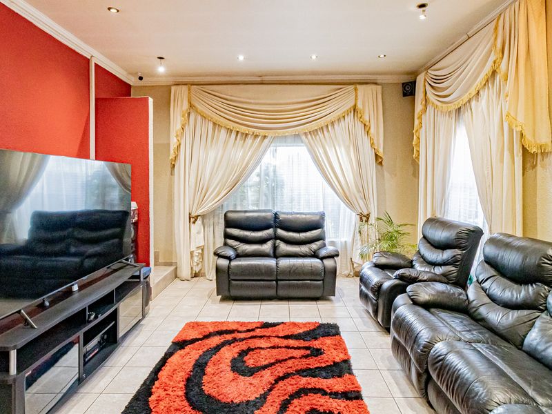 4 bedroom 2 bathroom Entertainer’s Dream Family Home For Sale - Photo 6