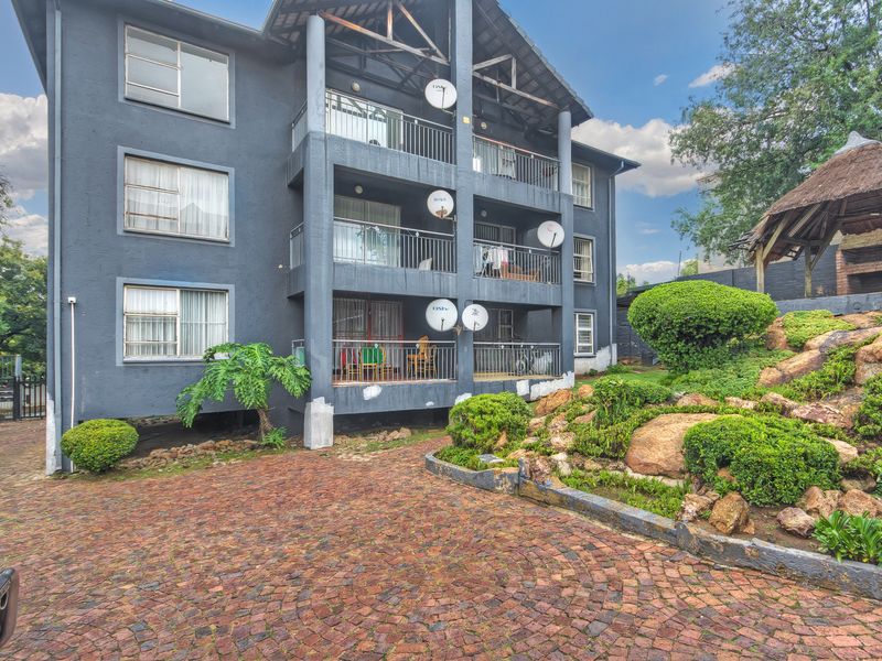 2 Bedroom 1 Bathroom Apartment in Ridgeway For Sale - Photo 1