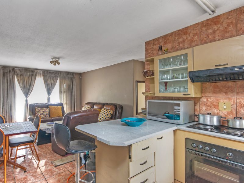 2 Bedroom 1 Bathroom Apartment in Ridgeway For Sale - Photo 3