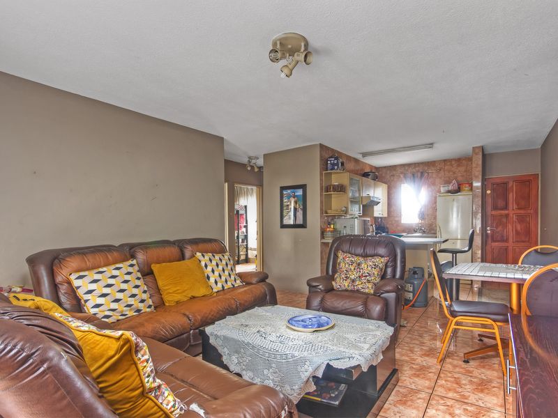 2 Bedroom 1 Bathroom Apartment in Ridgeway For Sale - Photo 4