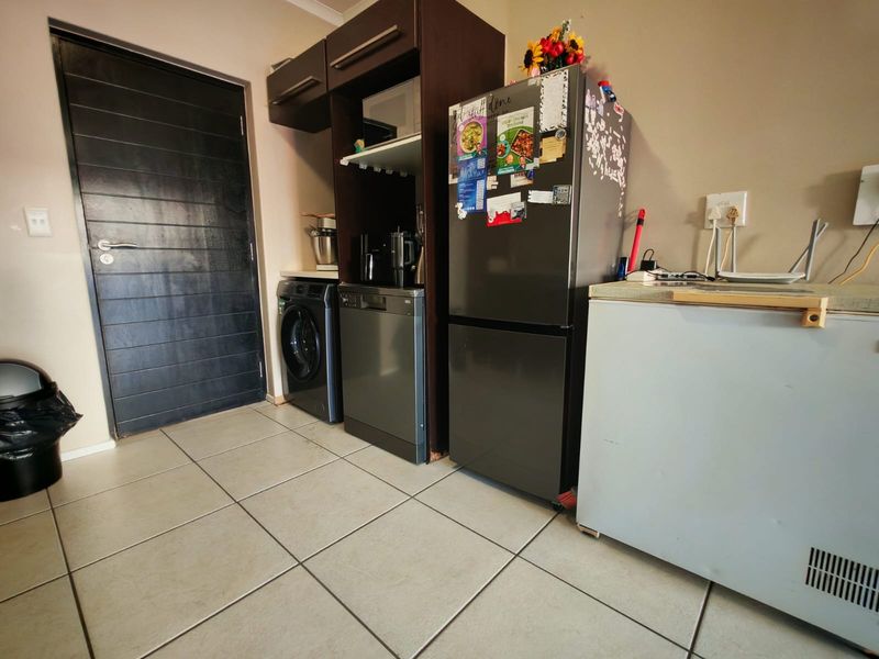 NEAT PET FRINDLY GARDEN APARTMENT - Photo 5
