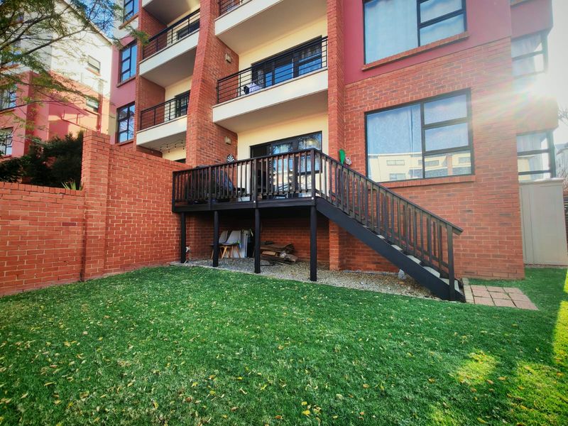 NEAT PET FRINDLY GARDEN APARTMENT - Photo 2