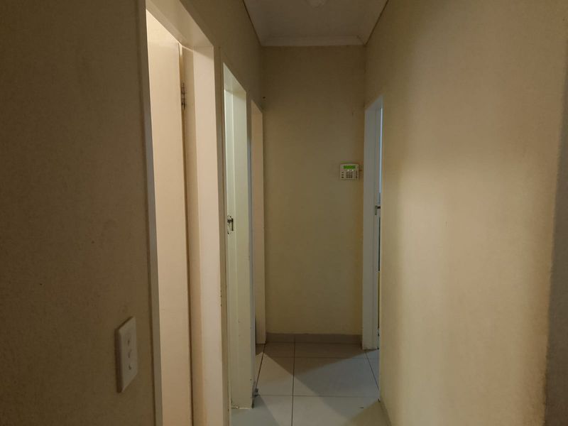 2 Bedroom House n Booysens Pretoria - Photo 8