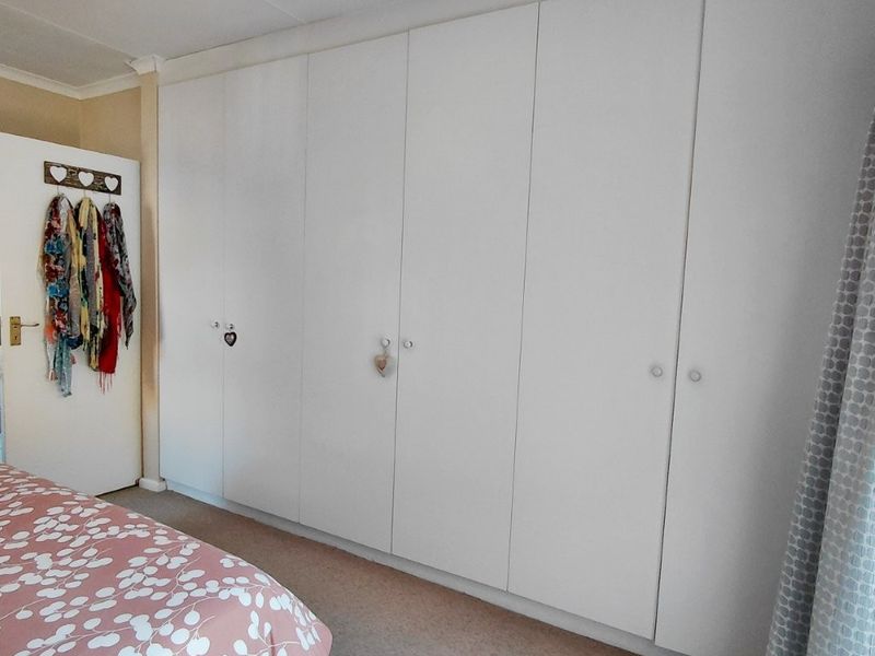 SUNRIDGE PARK 3 BED 2 BATH TOWNHOUSE WITH DOUBLE GARAGE FOR RENT - Photo 8