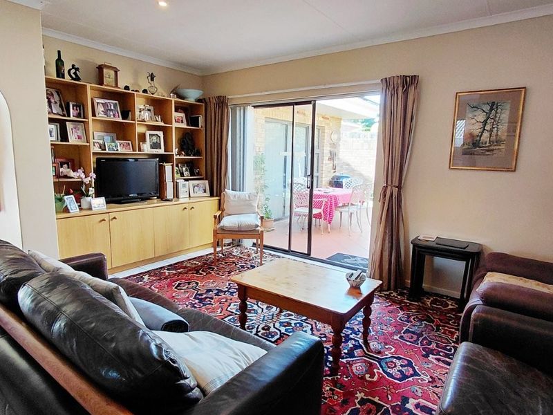SUNRIDGE PARK 3 BED 2 BATH TOWNHOUSE WITH DOUBLE GARAGE FOR RENT - Photo 5