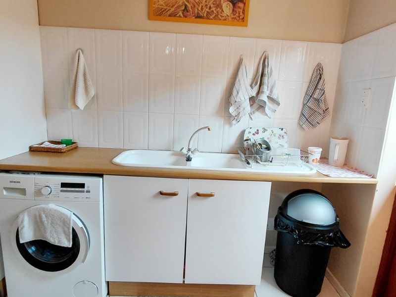 SUNRIDGE PARK 3 BED 2 BATH TOWNHOUSE WITH DOUBLE GARAGE FOR RENT - Photo 3