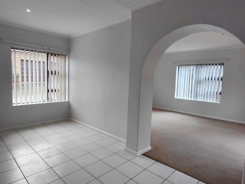 SUNRIDGE PARK 3 BED 2 BATH TOWNHOUSE WITH DOUBLE GARAGE FOR RENT - Photo 6