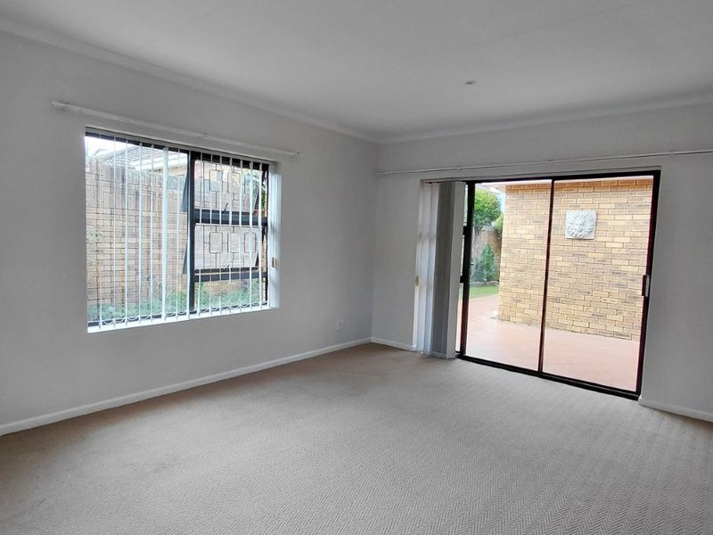 SUNRIDGE PARK 3 BED 2 BATH TOWNHOUSE WITH DOUBLE GARAGE FOR RENT - Photo 4