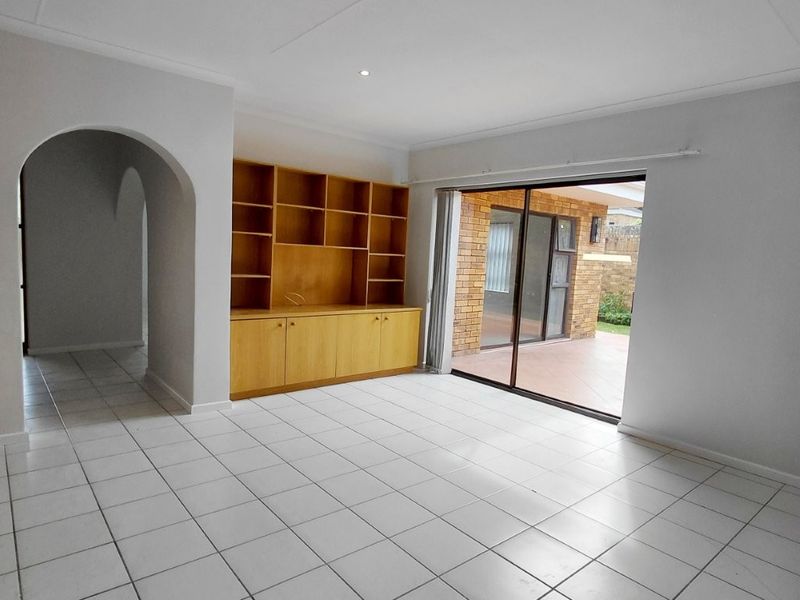 SUNRIDGE PARK 3 BED 2 BATH TOWNHOUSE WITH DOUBLE GARAGE FOR RENT - Photo 3