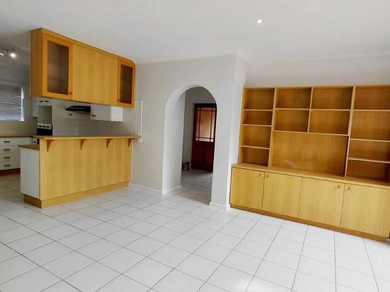 SUNRIDGE PARK 3 BED 2 BATH TOWNHOUSE WITH DOUBLE GARAGE FOR RENT - Photo 2