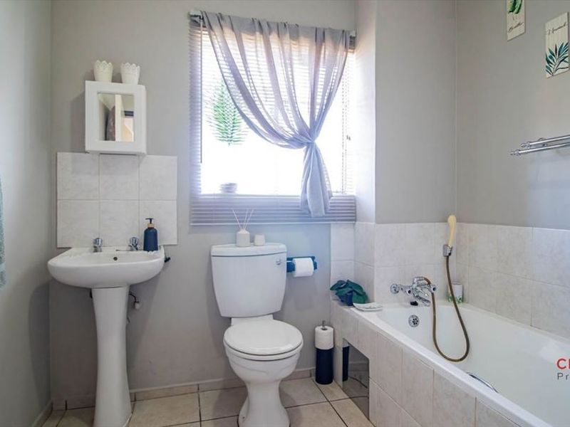 Modern 2-Bedroom Apartment with Great Amenities! - Photo 9