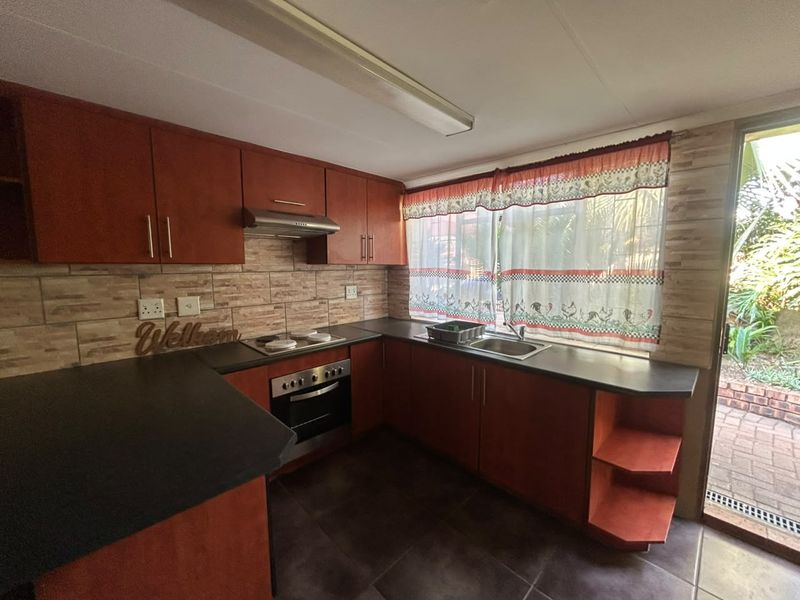 Paradise Living in the Heart of Hartbeespoort Spacious 3-Bedroom Townhouse with Pool and Jacuzzi - Photo 10