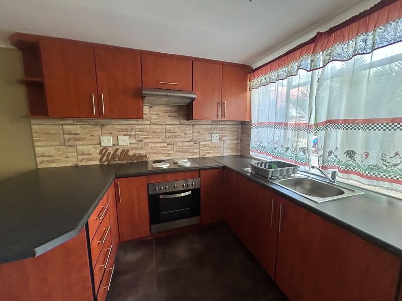 Paradise Living in the Heart of Hartbeespoort Spacious 3-Bedroom Townhouse with Pool and Jacuzzi - Photo 9