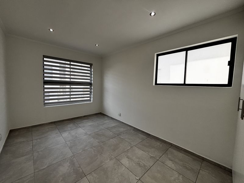 Exceptional 3 Bed lock up and go ! the perfect space - Photo 10
