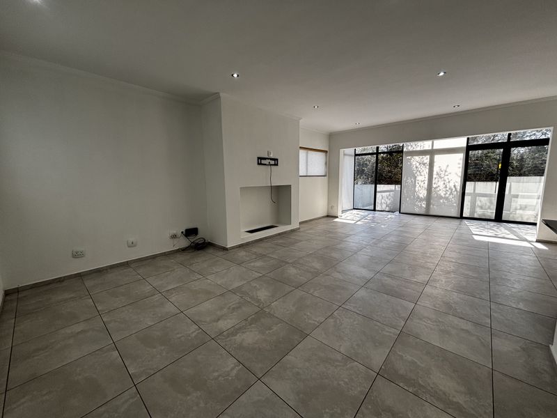 Exceptional 3 Bed lock up and go ! the perfect space - Photo 8