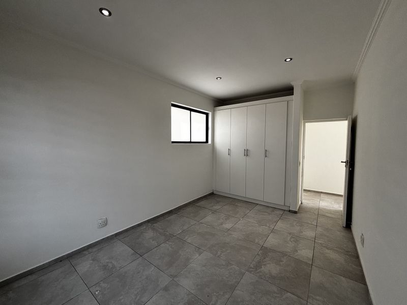 Exceptional 3 Bed lock up and go ! the perfect space - Photo 9