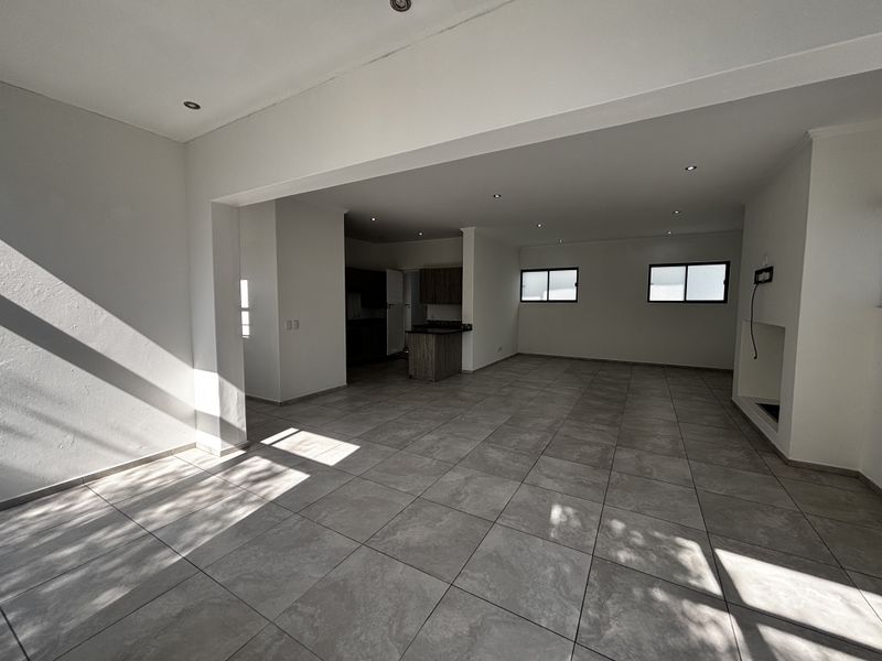 Exceptional 3 Bed lock up and go ! the perfect space - Photo 6