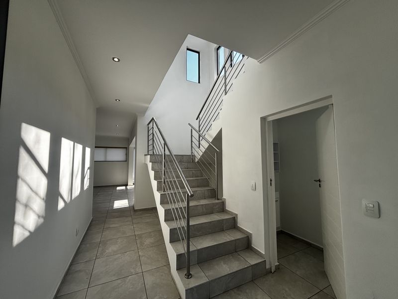Exceptional 3 Bed lock up and go ! the perfect space - Photo 2
