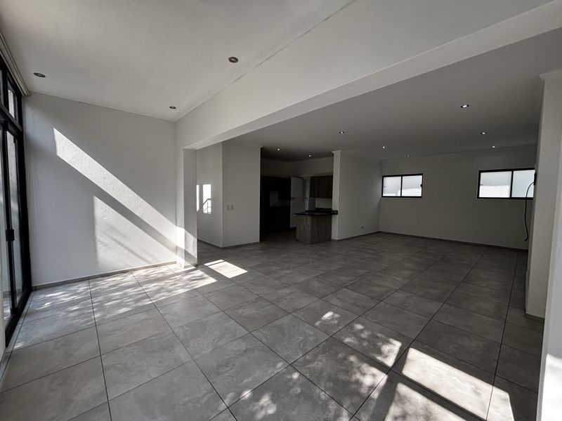 Exceptional 3 Bed lock up and go ! the perfect space - Photo 5