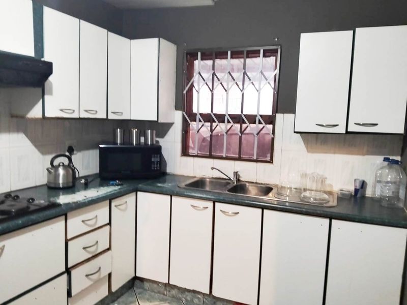 3 BED 2 BATH HOUSE WITH 2 FLATLETS FOR SALE - Photo 6