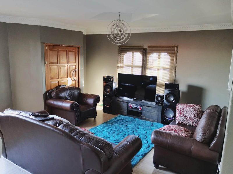 3 BED 2 BATH HOUSE WITH 2 FLATLETS FOR SALE - Photo 2