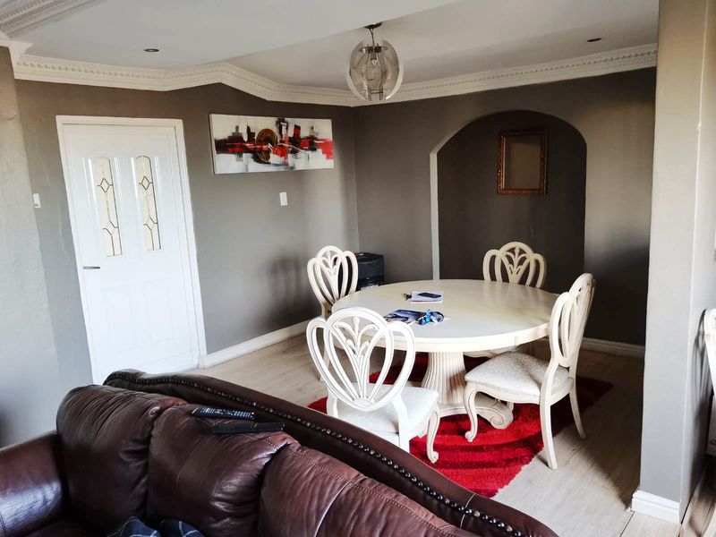 3 BED 2 BATH HOUSE WITH 2 FLATLETS FOR SALE - Photo 4