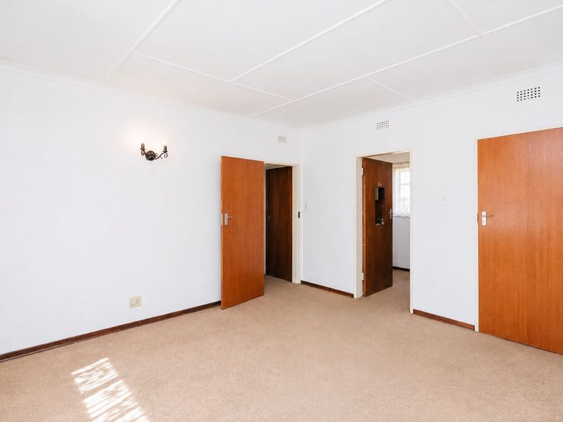 SPACIOUS 3-BEDROOM FAMILY HOME WITH POOL, BAR & SOLAR POWER | KENSINGTON B - Photo 5