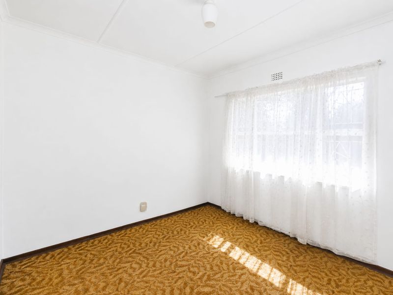 SPACIOUS 3-BEDROOM FAMILY HOME WITH POOL, BAR & SOLAR POWER | KENSINGTON B - Photo 8
