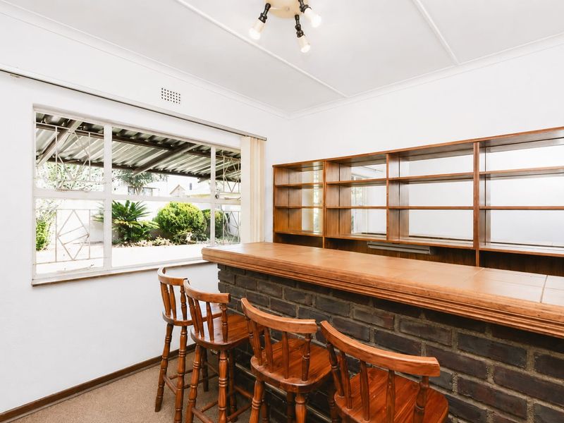 SPACIOUS 3-BEDROOM FAMILY HOME WITH POOL, BAR & SOLAR POWER | KENSINGTON B - Photo 10