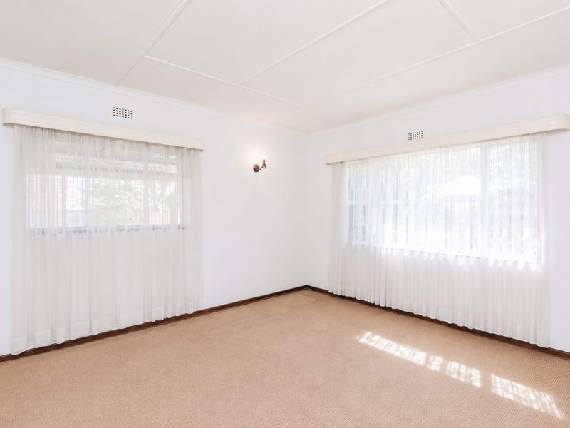 SPACIOUS 3-BEDROOM FAMILY HOME WITH POOL, BAR & SOLAR POWER | KENSINGTON B - Photo 4