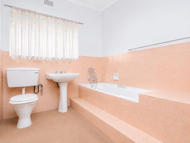 SPACIOUS 3-BEDROOM FAMILY HOME WITH POOL, BAR & SOLAR POWER | KENSINGTON B - Photo 7