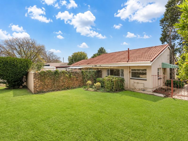 SPACIOUS 3-BEDROOM FAMILY HOME WITH POOL, BAR & SOLAR POWER | KENSINGTON B - Photo 2