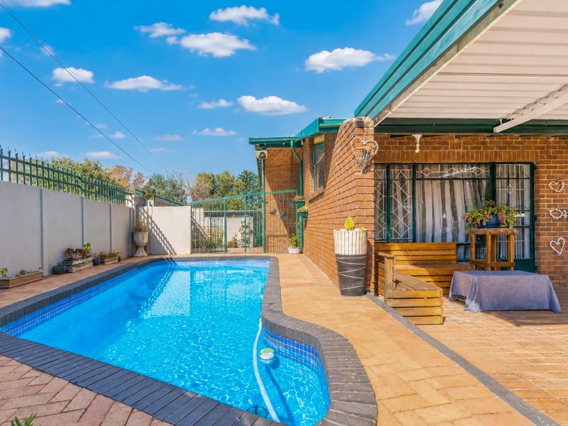 SPACIOUS FAMILY HOME WITH POOL & ENTERTAINMENT AREA | FLORIDA - Photo 3