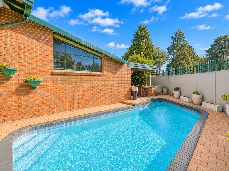 SPACIOUS FAMILY HOME WITH POOL & ENTERTAINMENT AREA | FLORIDA - Photo 10