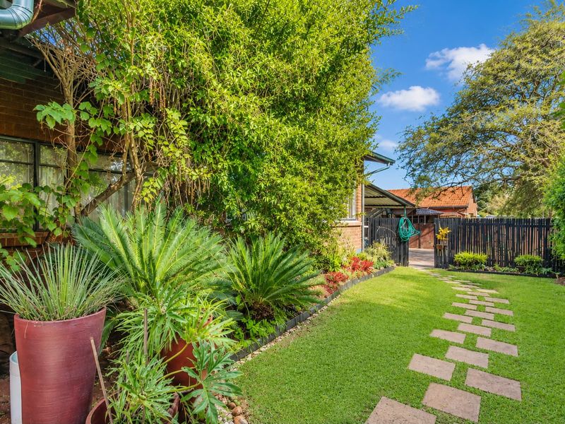 SPACIOUS FAMILY HOME WITH POOL & ENTERTAINMENT AREA | FLORIDA - Photo 2