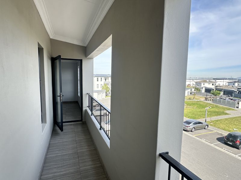 Spacious Top Floor 3 Bedroom 3 Bathrooms Apartment with stunning Table Mountain views - Photo 7