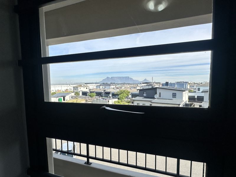Spacious Top Floor 3 Bedroom 3 Bathrooms Apartment with stunning Table Mountain views - Photo 10