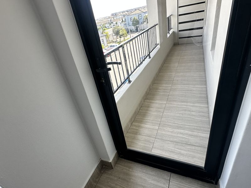 Spacious Top Floor 3 Bedroom 3 Bathrooms Apartment with stunning Table Mountain views - Photo 8